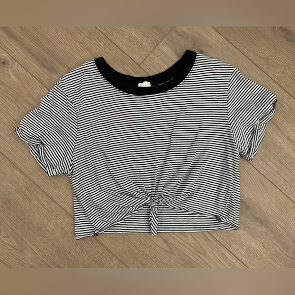 Black and White Striped Crop Top - Picture 1 of 3